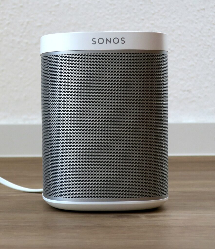 Sonos Play portable smart speaker scored 7.2/10 after a Dubai heat week. Good for terrace events; watch battery and sun placement.