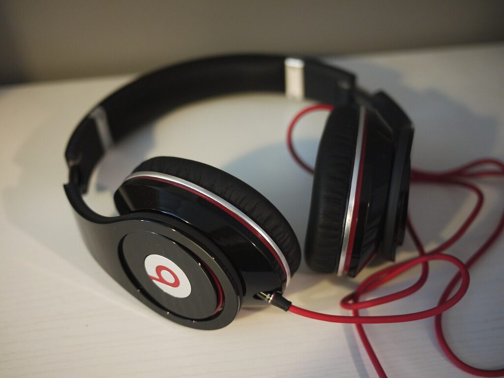 Beats 360 over-ear headphones around USD 349.99 score 7.0/10 for studio lifestyle days. Spatial Audio helps; audiophile rivals still bite.