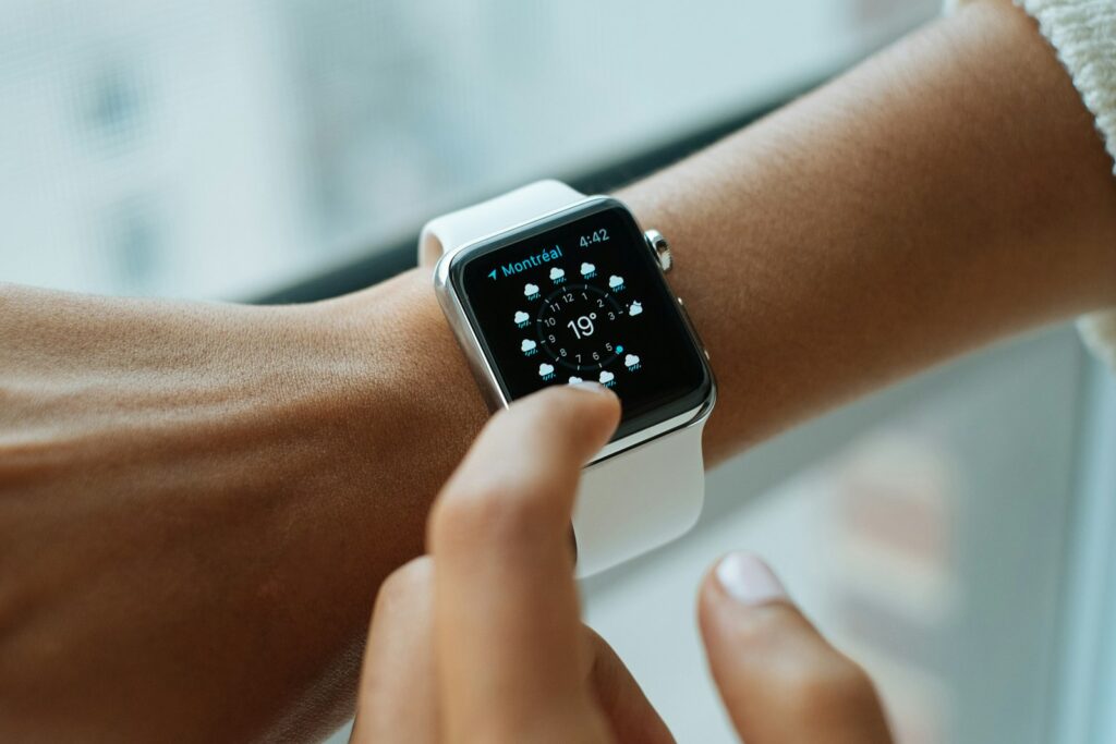 Which Apple Watch to buy in the UAE: SE 3 vs Series 12 vs Ultra 4. A simple decision tree for battery, durability, cellular, and Arabic feature gaps.