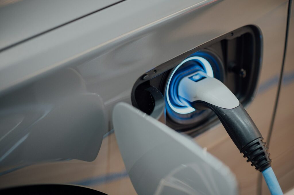 Best electric cars in the UAE for heat and real range in 2026. Tesla, BYD, Ioniq, EV6 and more with a 15-25% summer range rule of thumb.