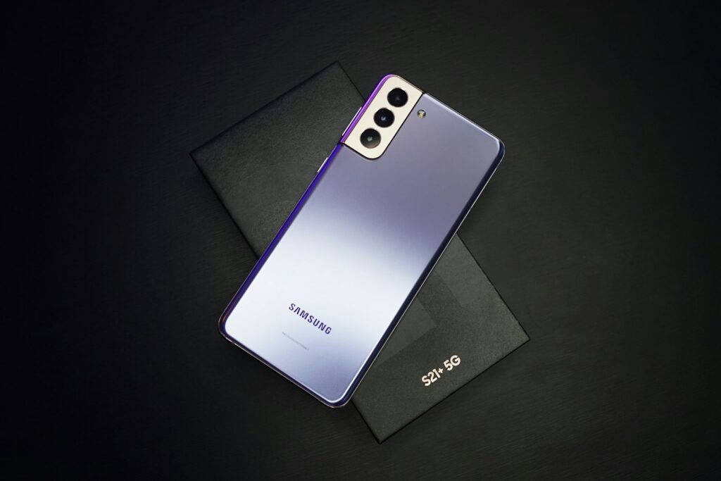Foldable phones worth buying in the UAE this year: Galaxy Z Fold and Flip versus Chinese rivals, crease durability, service, and creator screen use.