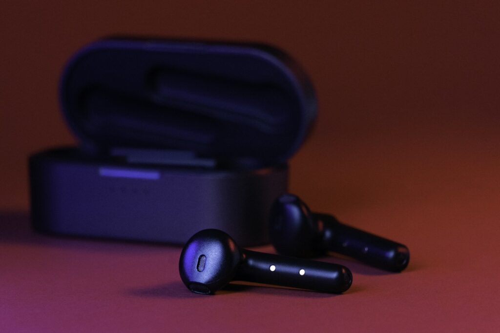 Creator earbuds guide: AirPods versus Galaxy Buds for mic quality, multipoint, wind noise, open-ear ANC, and UAE street and gym use.
