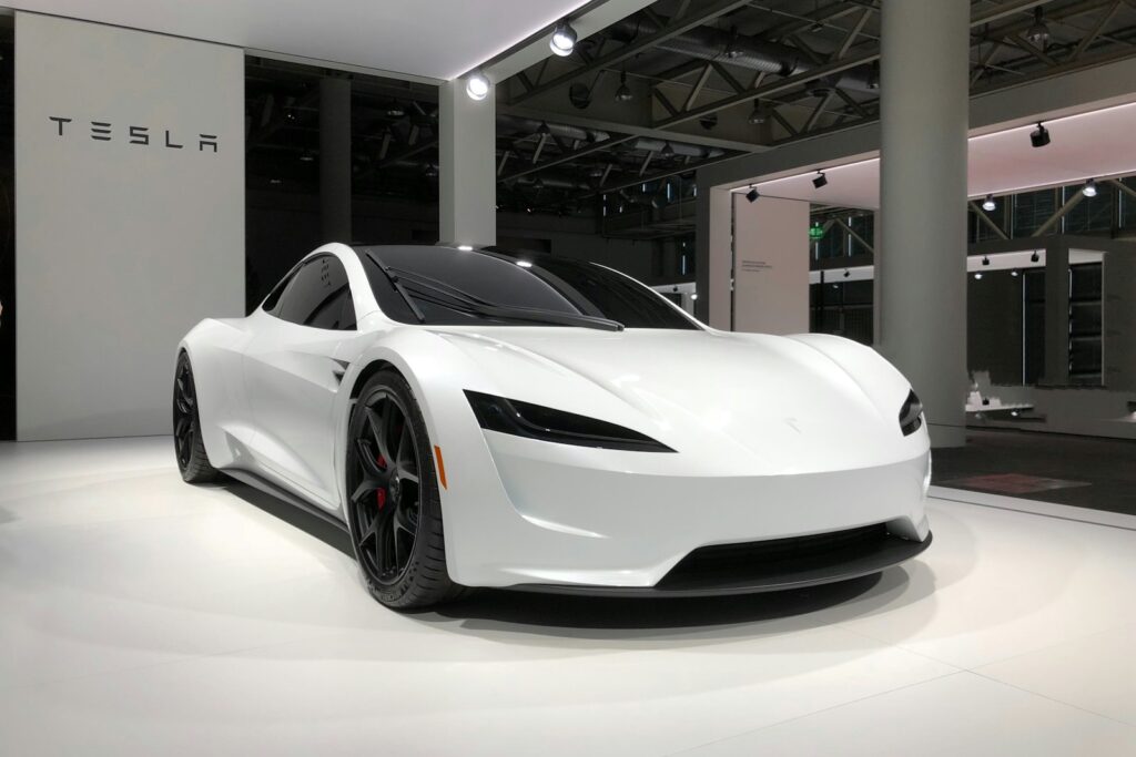 Chinese family EVs versus luxury three-row EVs in the UAE: XPENG X9 near AED 297k versus Cadillac VISTIQ near AED 335k, and how to compare value.