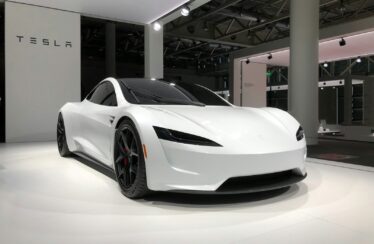 Chinese Family EVs Versus Luxury Three Rows in UAE